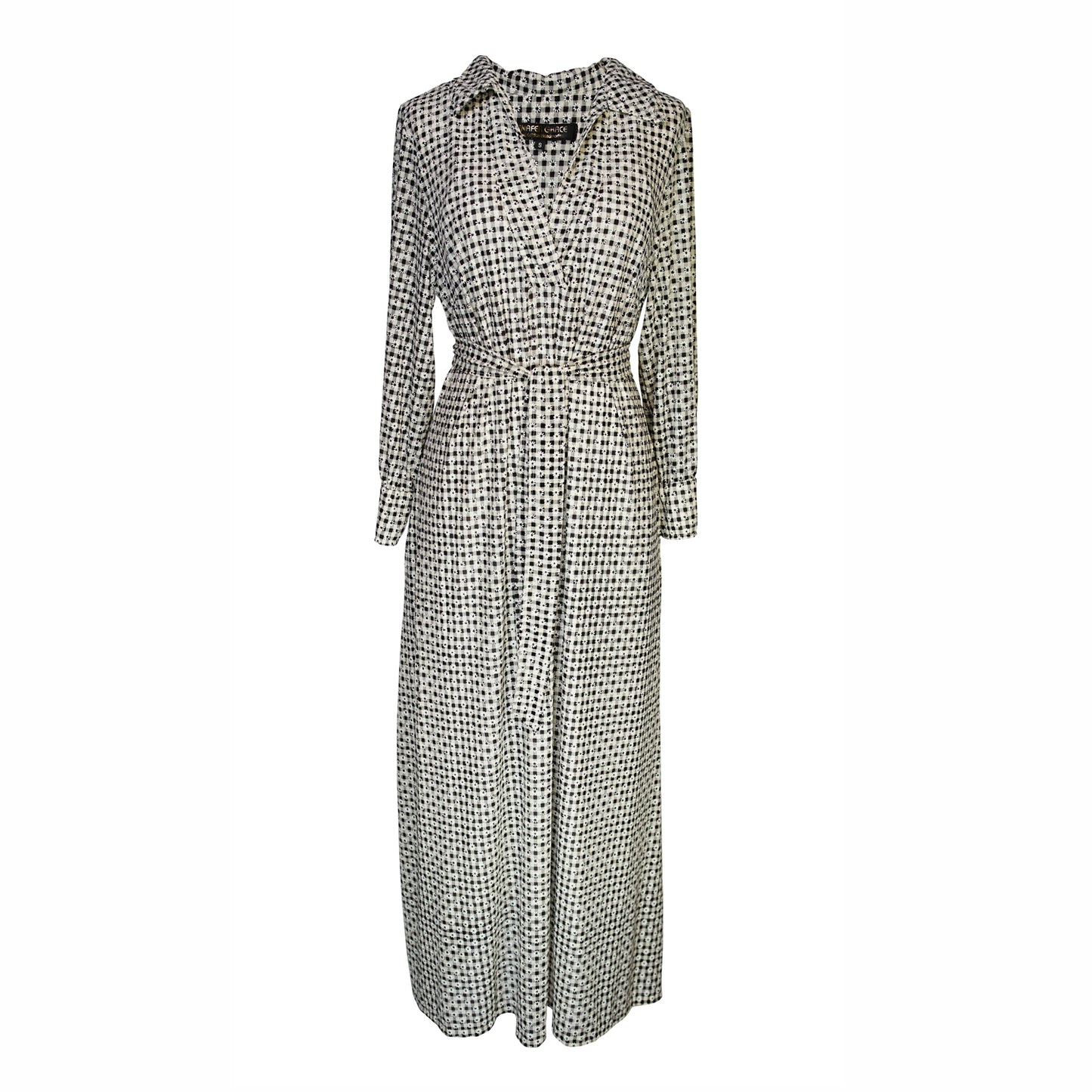 This black and white maxi dress is sophisticated yet effortless with its classic collar, v-neck design paired with long, cuffed sleeves, full-length skirt, and a slim matching sash.