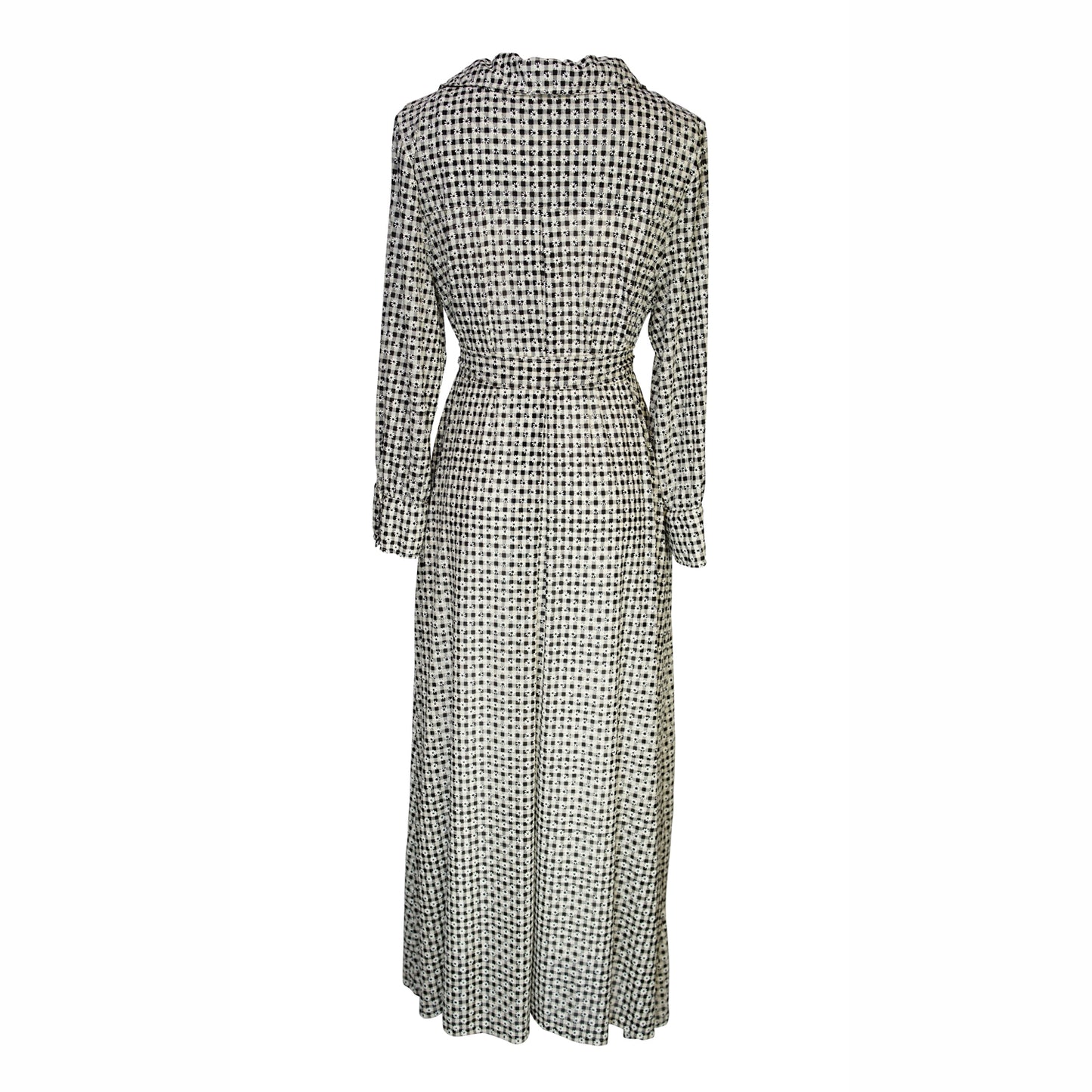 This black and white maxi dress is sophisticated yet effortless with its classic collar, v-neck design paired with long, cuffed sleeves, full-length skirt, and a slim matching sash.