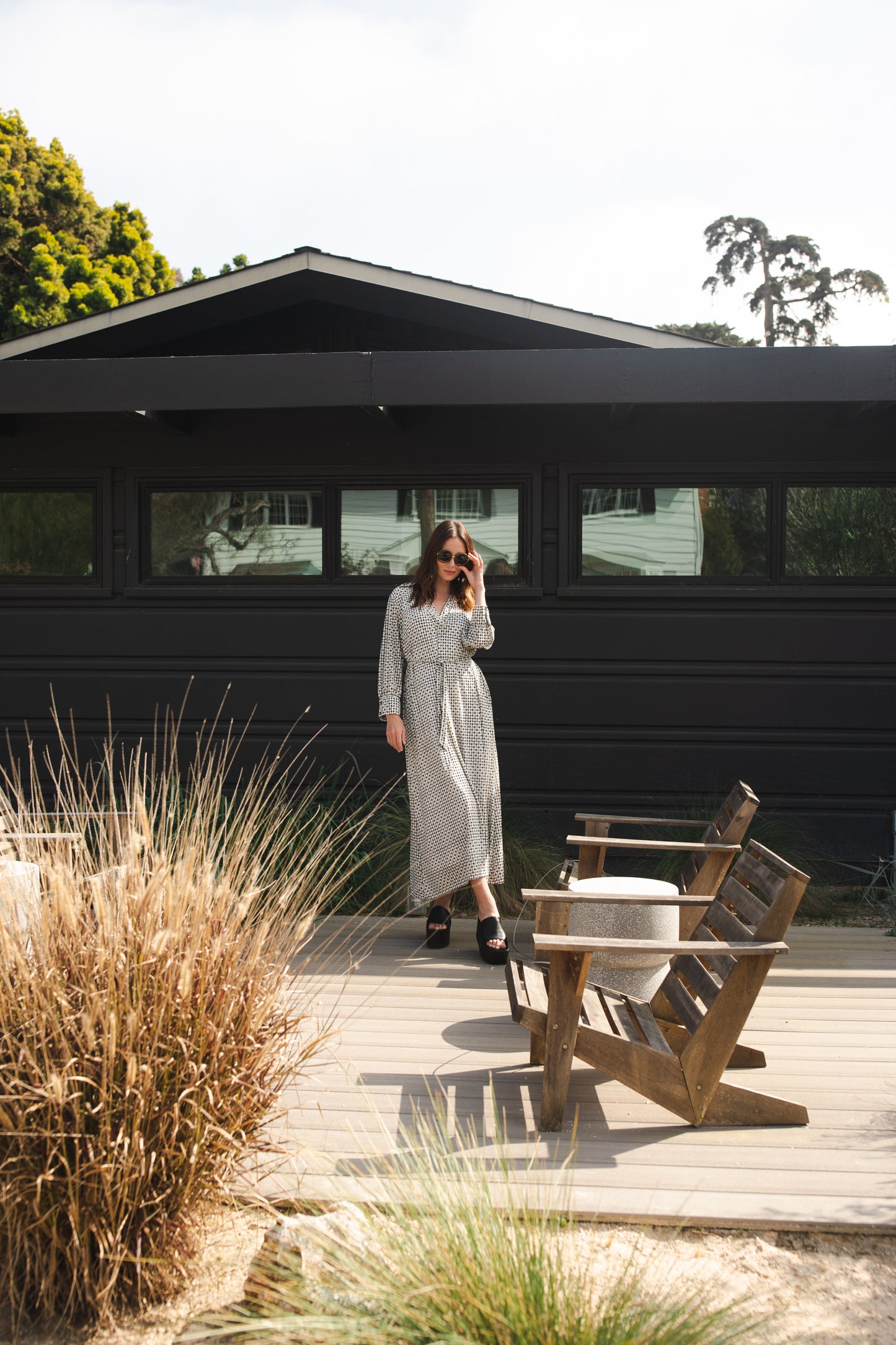 This black and white maxi dress is sophisticated yet effortless with its classic collar, v-neck design paired with long, cuffed sleeves, full-length skirt, and a slim matching sash.