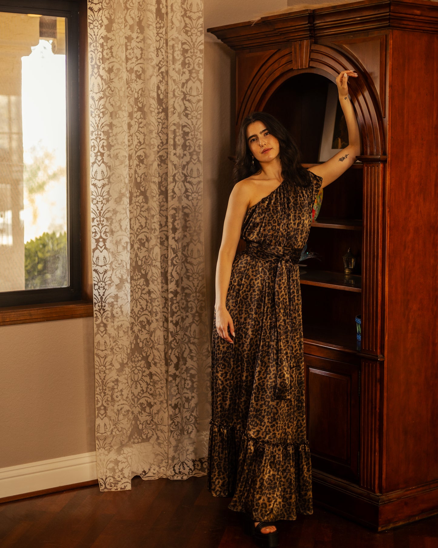 Effortlessly elegant, the Panther link Pleated Maxi Dress features a flattering one shoulder design and eye-catching leopard print. The pleated details add texture and movement, while the flared silhouette and ruffle hem create a feminine and sophisticated look.