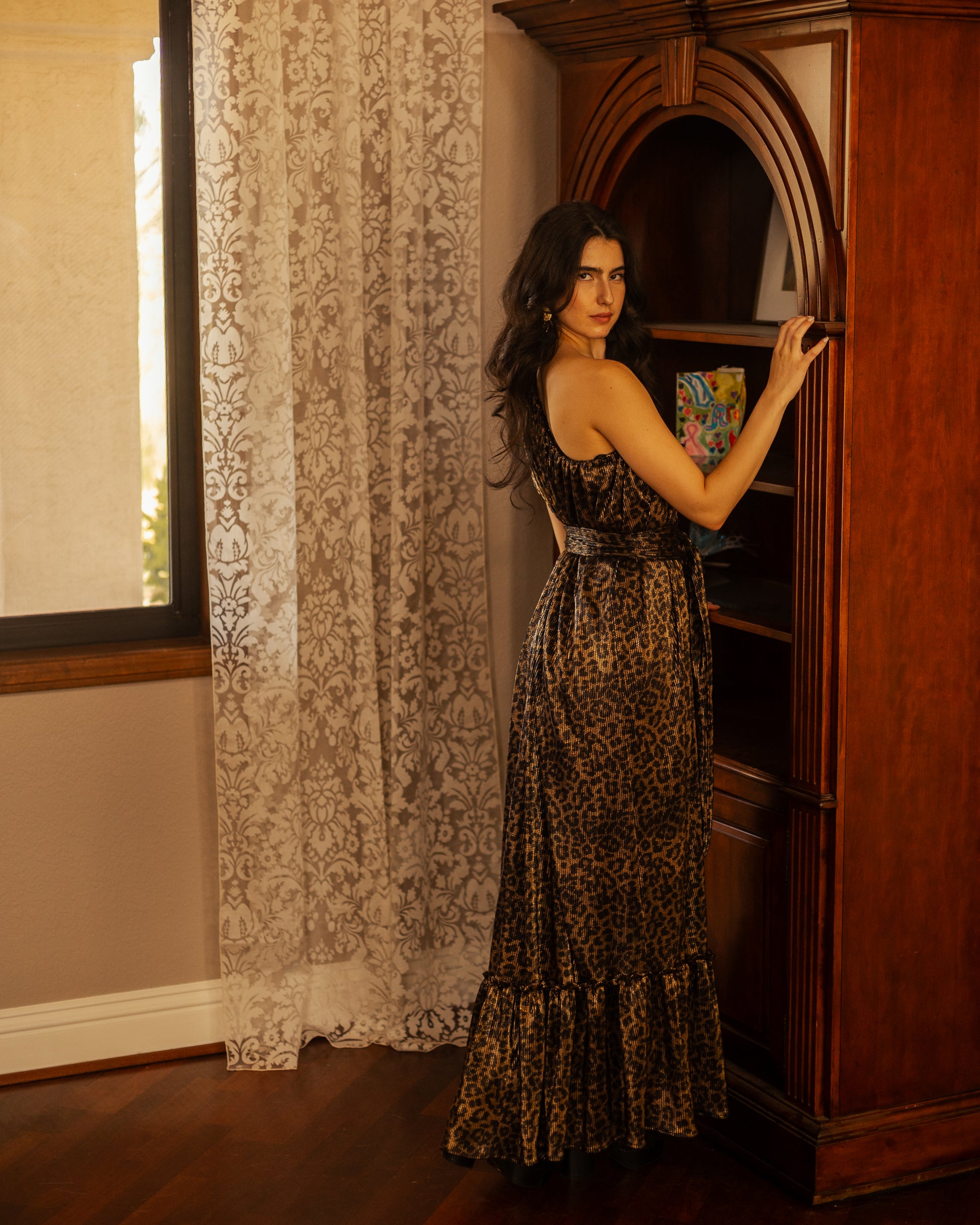 Effortlessly elegant, the Panther link Pleated Maxi Dress features a flattering one shoulder design and eye-catching leopard print. The pleated details add texture and movement, while the flared silhouette and ruffle hem create a feminine and sophisticated look.