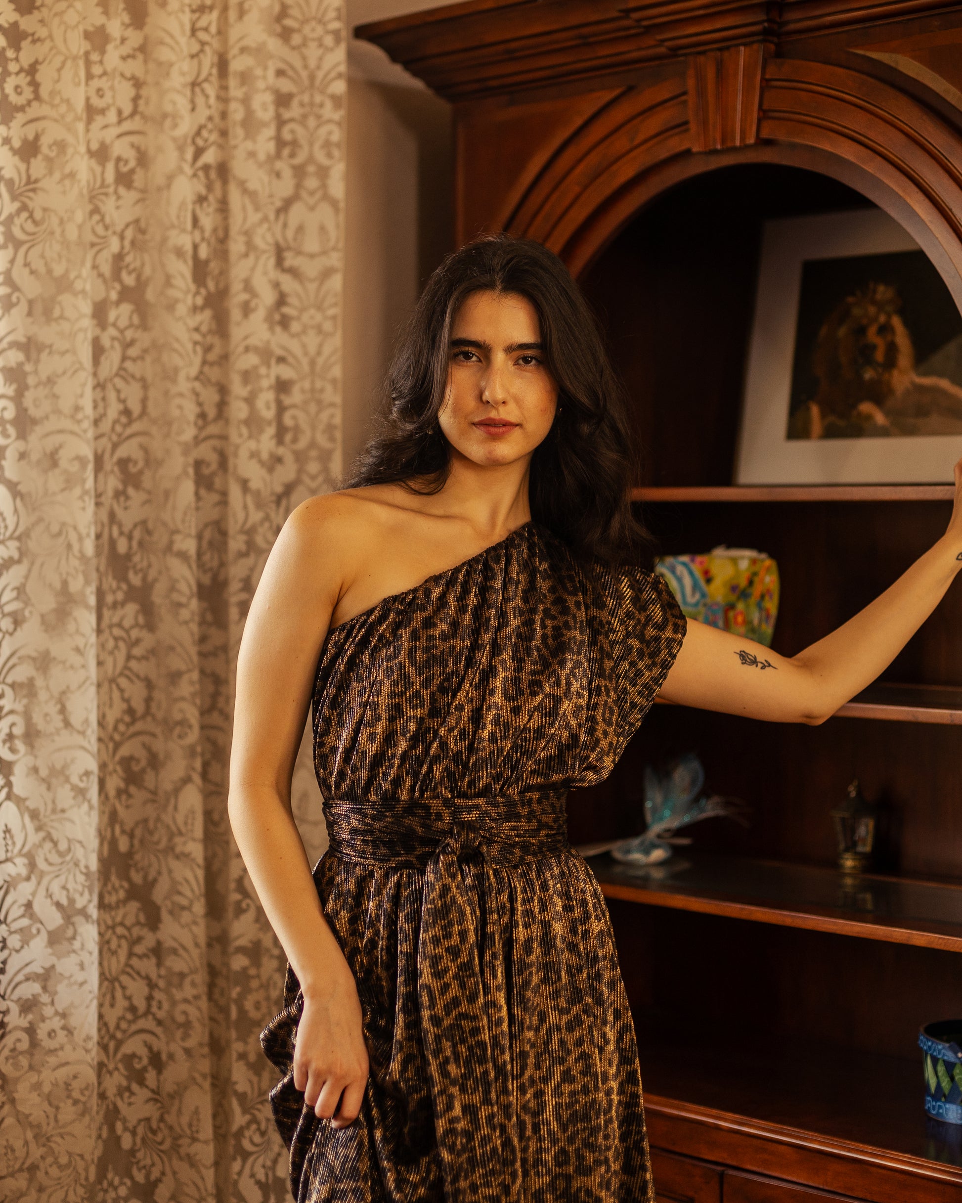 Effortlessly elegant, the Panther link Pleated Maxi Dress features a flattering one shoulder design and eye-catching leopard print. The pleated details add texture and movement, while the flared silhouette and ruffle hem create a feminine and sophisticated look.