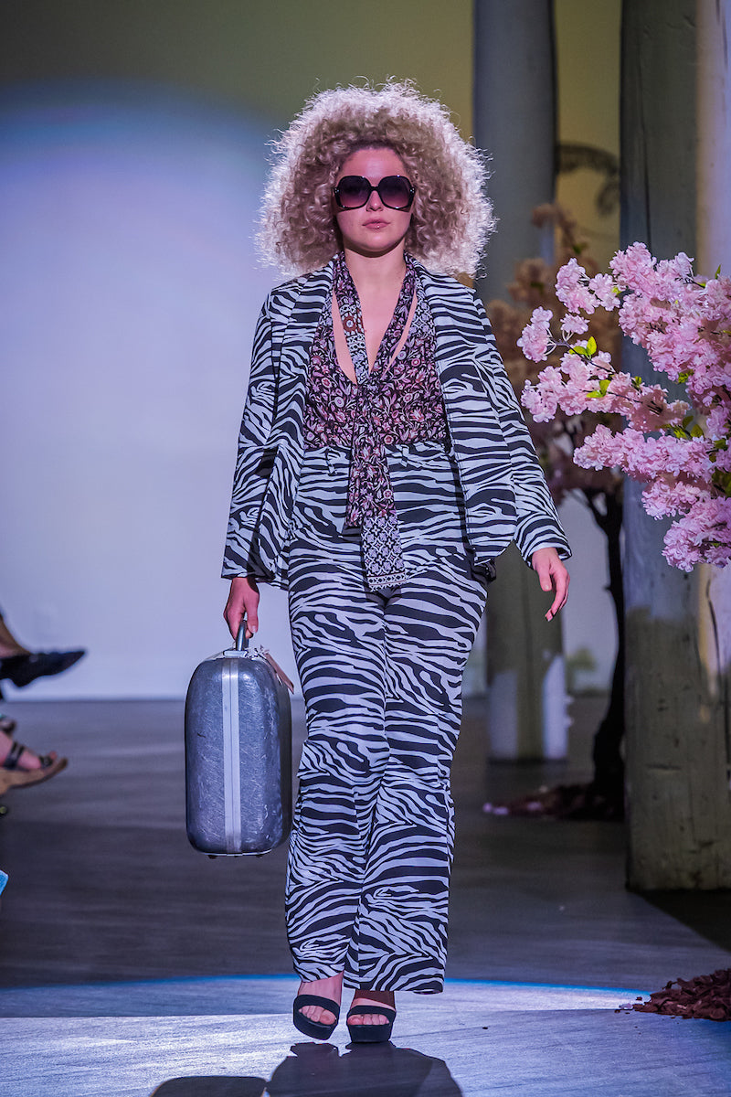 This bold blazer brings a wild and unique style to your wardrobe. Made from a luxurious cloth with a distinct black and white zebra print, and featuring shawl collar and pockets, this design adds a touch of bohemian flair to any look.