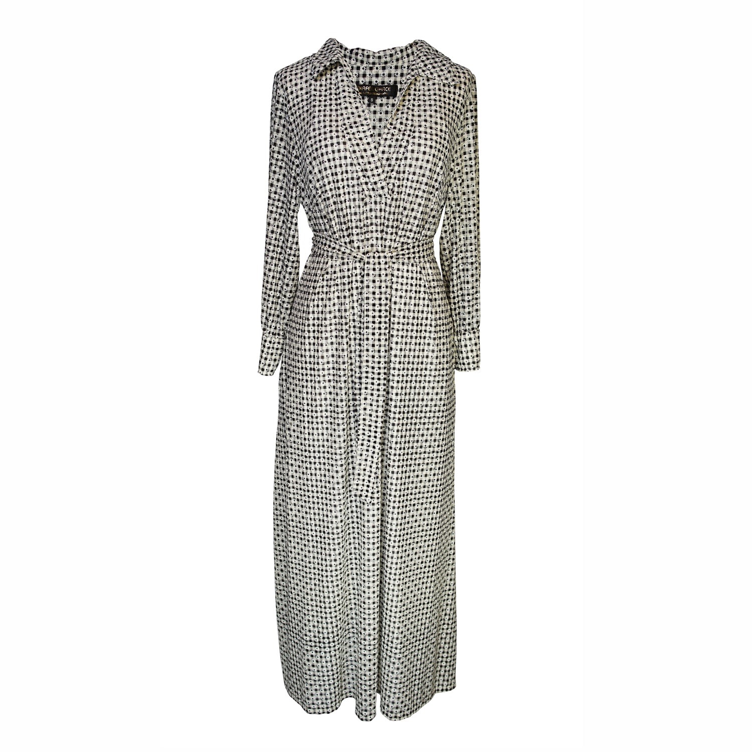 This black and white maxi dress is sophisticated yet effortless with its classic collar, v-neck design paired with long, cuffed sleeves, full-length skirt, and a slim matching sash. 