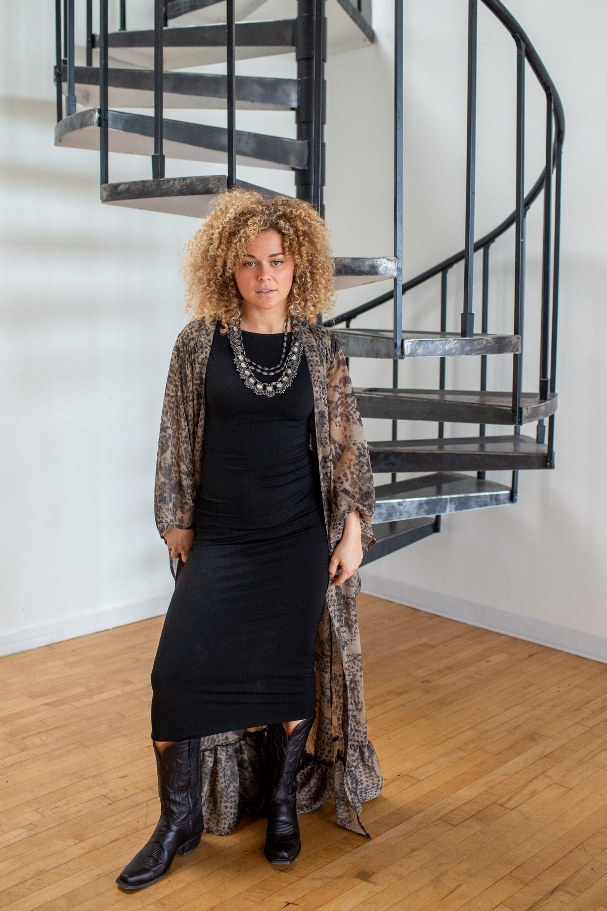 Janys Scarf Sleeve Kimono In Brindle Noir