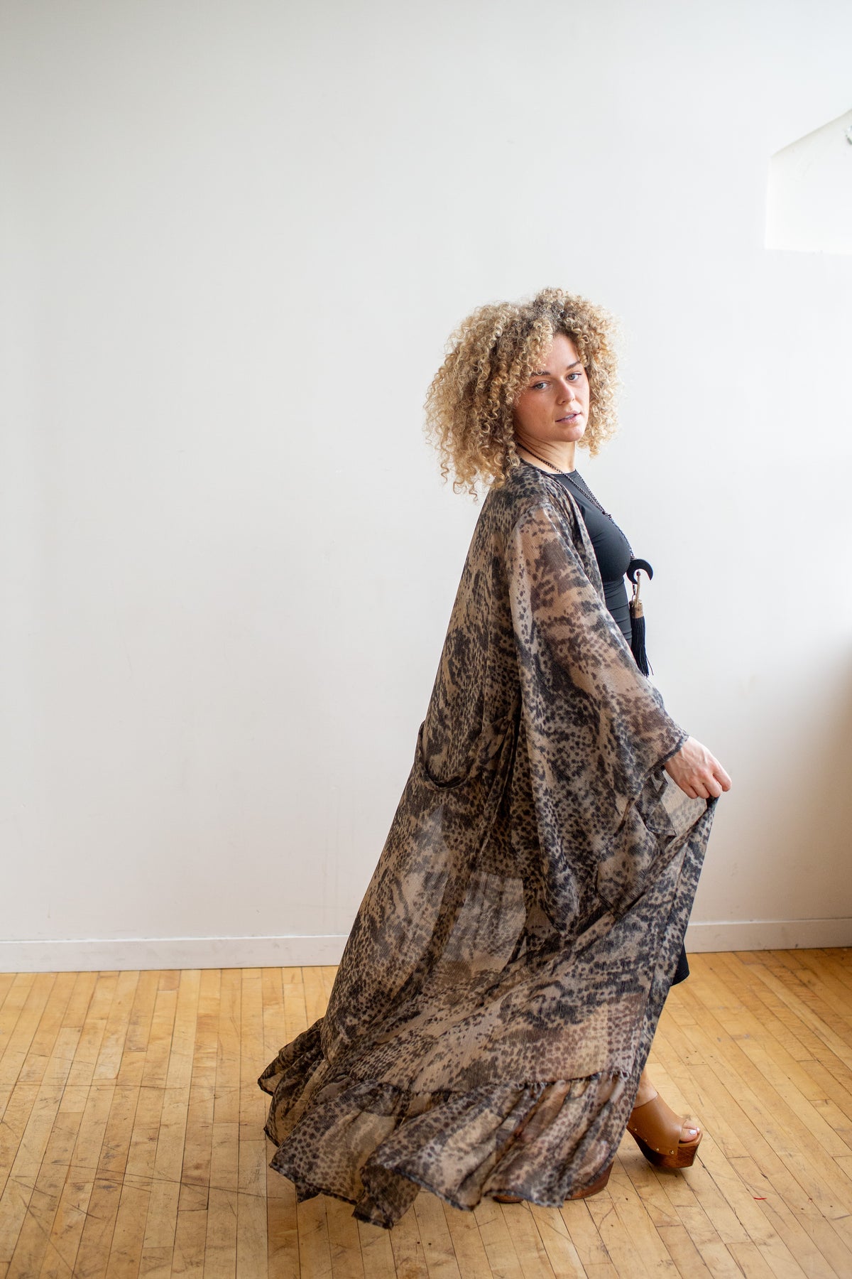 Janys Scarf Sleeve Kimono In Brindle Noir