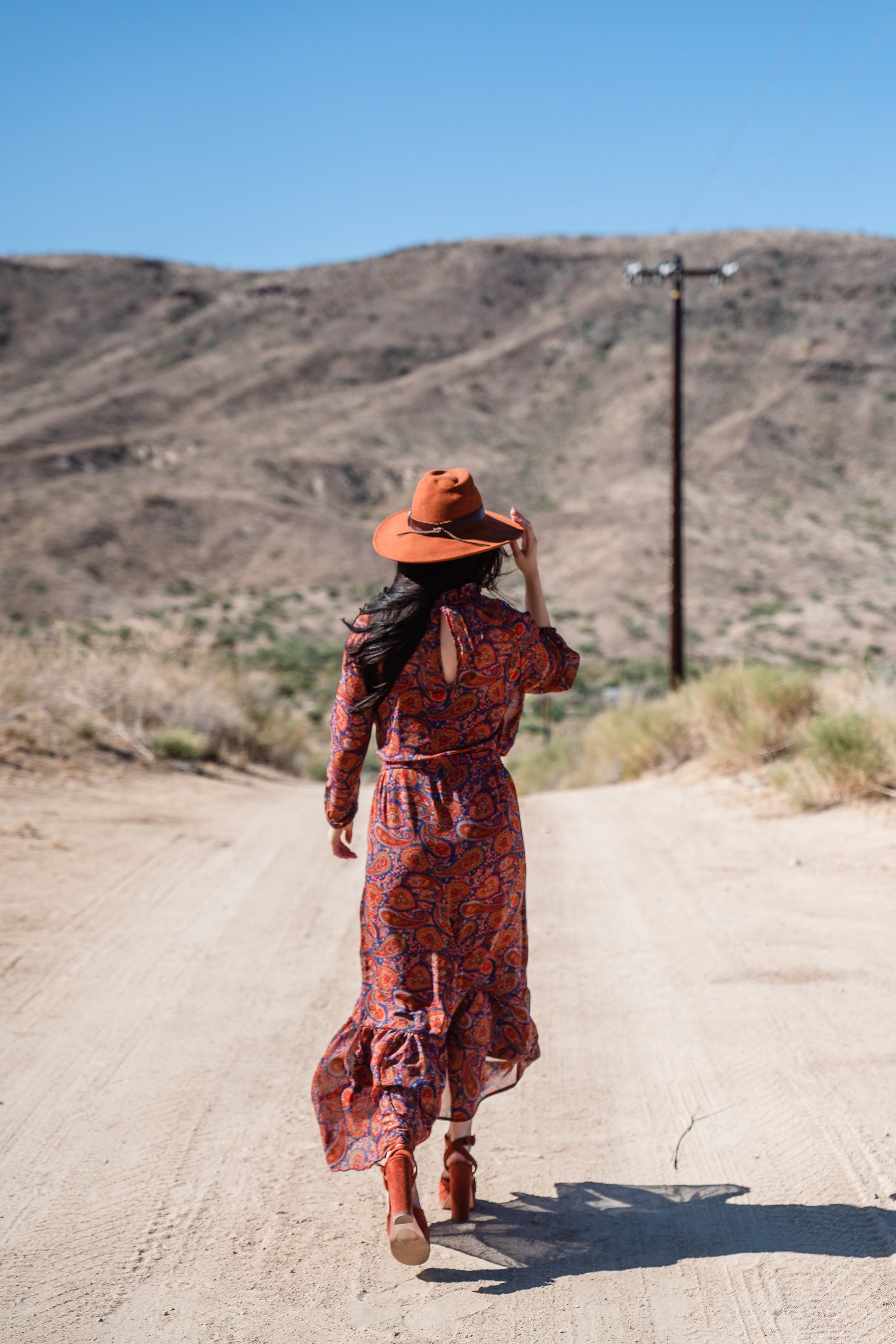 This ruffle collar, Paisley print, boho maxi dress features a soft cross ruffle skirt, blouson sleeve and hook and eye at back.