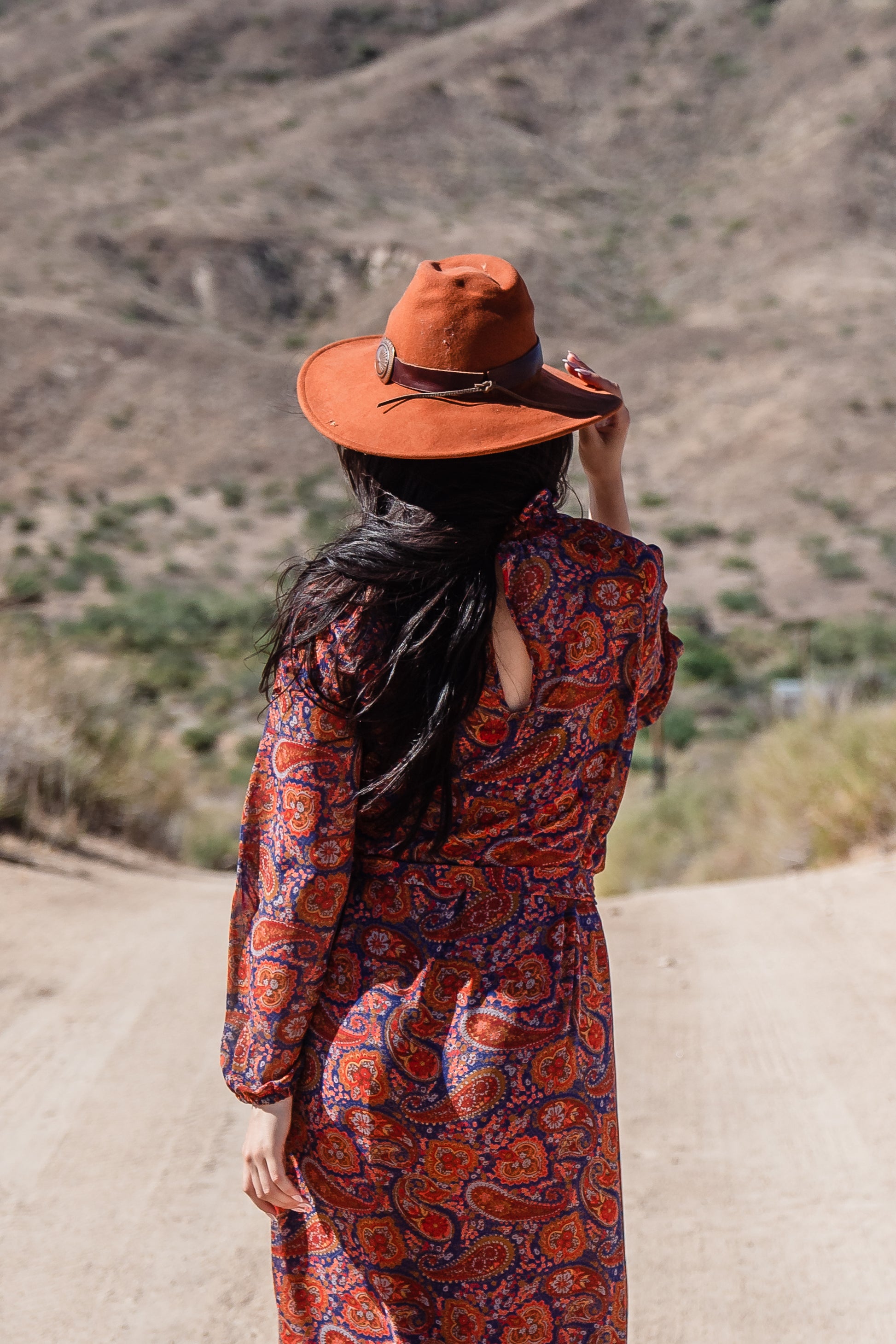 This ruffle collar, Paisley print, boho maxi dress features a soft cross ruffle skirt, blouson sleeve and hook and eye at back.